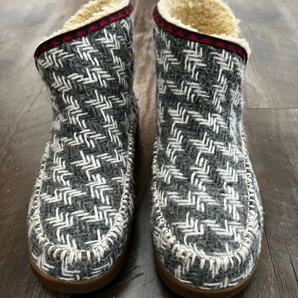 Sanuk Nice Bootah Boots - Women's size 7